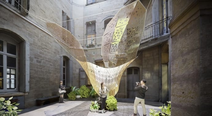 A CG image of a golden sculpture in a court